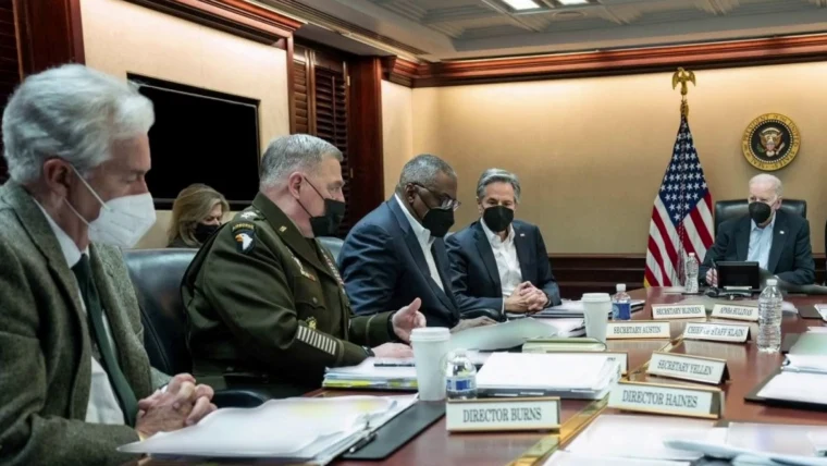 バイデン政権の国家安全保障会議のミーティング。 左からバーンズCIA長官、ミリー統合参謀本部議長、オースチン国防長官、 ブリンケン国務長官、バイデン大統領。