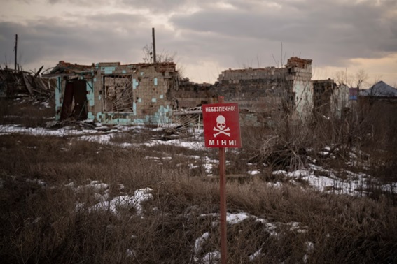 2023年2月19日、ウクライナのイジウム郊外にあるカミャンカ村の地雷を警告する看板。(ヴァディム・ギルダ/AP）