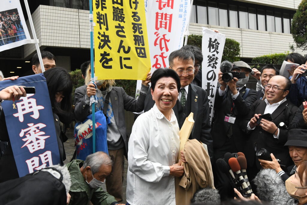 3月13日、東京高裁の再審決定を受け高裁を出る袴田ひで子さん