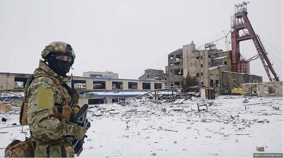 ソレダルの街角にいるPMCワーグナー・グループの兵士。2023年1月12日、街はウクライナ軍部隊から完全に解放された。 （出所）https://expert.ru/expert/2023/10/gosudarevo-delo-chastnykh-voyennykh-kompaniy/