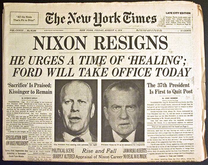 1974年に、ニクソンの辞任と副大統領だったフォードの後継就任を報じる当時の『ニューヨーク・タイムズ』１面。