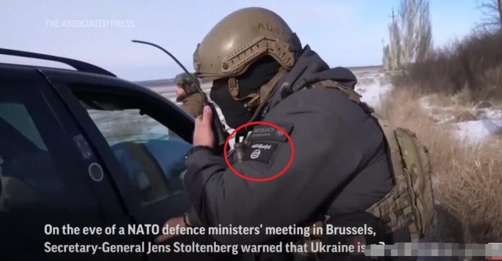 ウクライナのドンバス地域でウクライナ政府軍と共に戦っている、ISのマークを付けた外国戦闘員。正体は不明だが、APのビデオ画像で捉えられた。