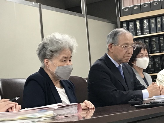 記者会見に臨む吉備さん（左）と三宅弁護士（中央）ら（2023.6.1筆者撮影）