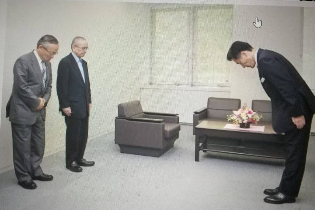 菅家利和さん（左から2番目）に深々と頭を下げて謝罪する栃木県警の石川正一郎本部長（同3番目）。